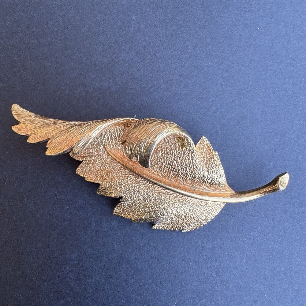 Vintage Coro Pegasus Gold Tone Curled Leaf Brooch Textured‎ 3"